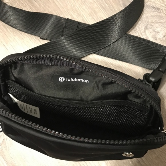 Like New LuluLemon Everywhere Belt Bag 1L in black - Picture 2 of 3